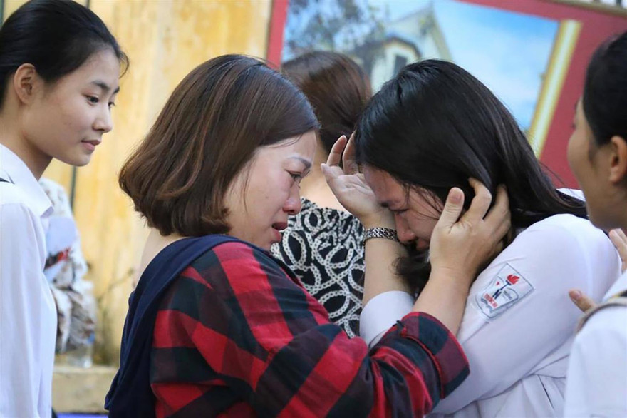 Tấm ảnh châm ngòi cho tranh luận: Mẹ con ôm nhau khóc sau giờ thi Ảnh: Diệp Anh 