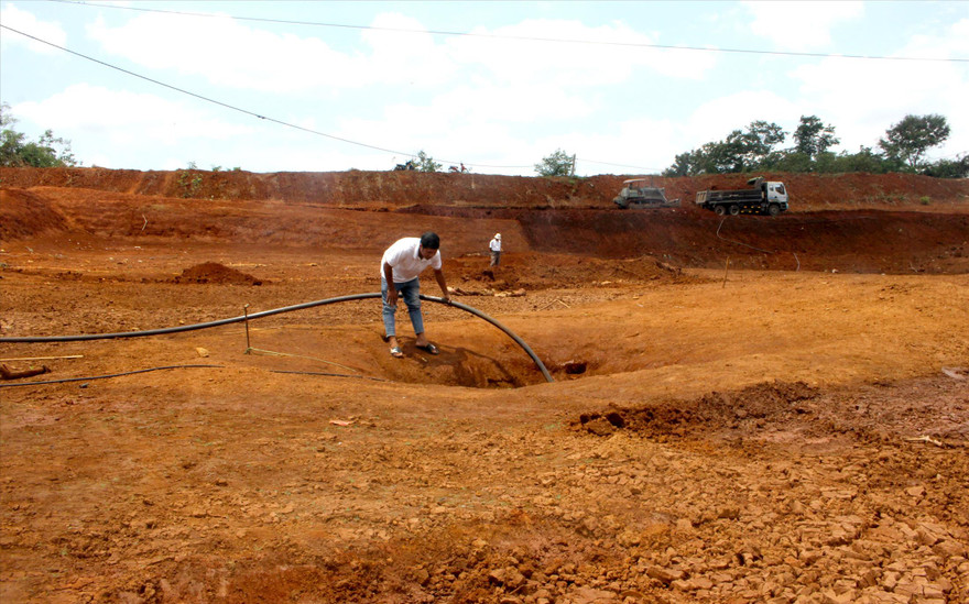 Lòng hồ Dhung Tiên khô cạn 