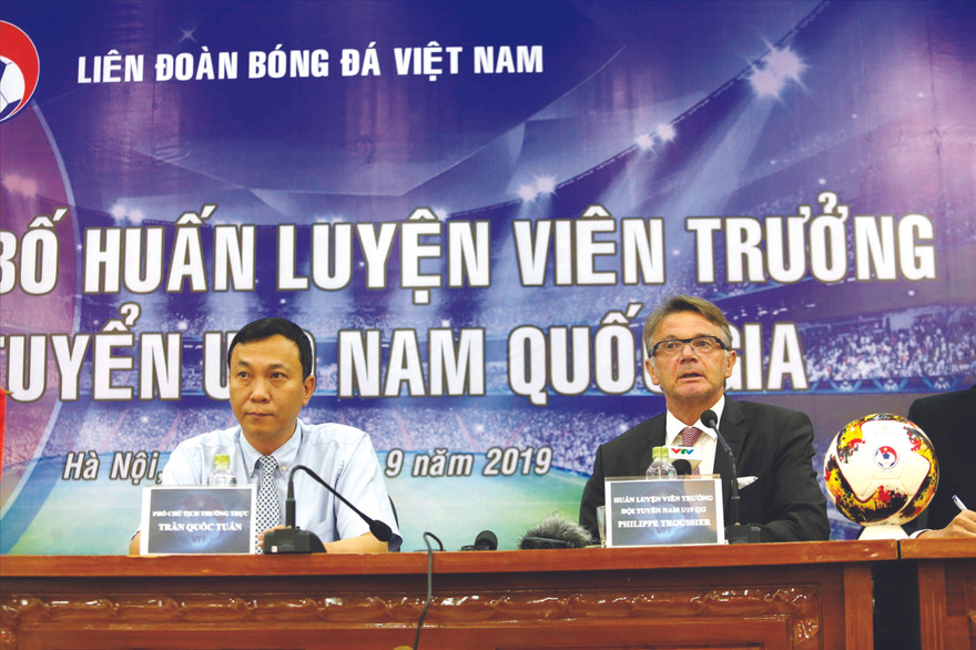HLV Troussier trong buổi họp báo công bố HLV trưởng ĐT U19 Việt Nam Ảnh: VSI