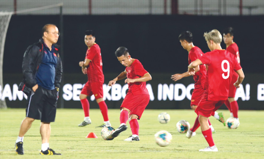 Các cầu thủ Việt Nam làm quen với mặt sân thi đấu Ảnh: Hữu Phạm