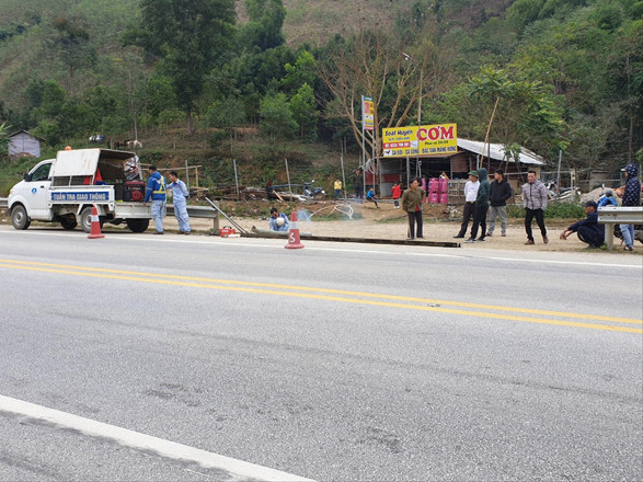 Một dãy hàng quán mới mọc và phá hộ lan cạnh cao tốc Nội Bài - Lào Cai qua Yên Bái Ảnh: Bảo An