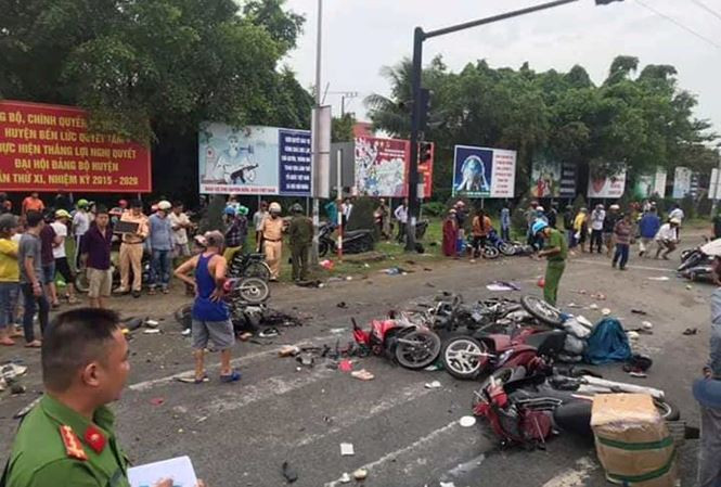 Hiện trường vụ xe container gây tai nạn ở Long An ngày 2/1 