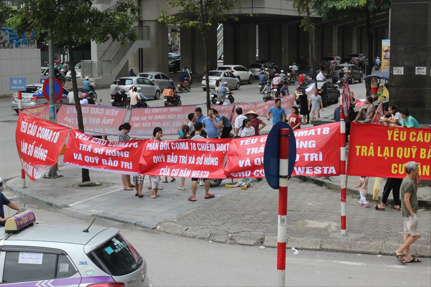 Băng rôn đỏ rực tại chung cư The Westa