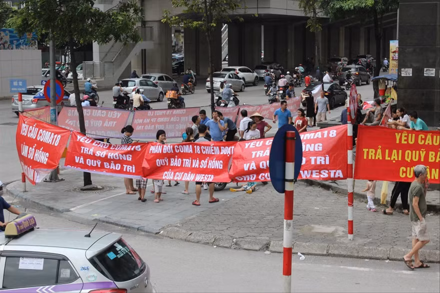 Băng rôn đỏ rực tại chung cư The Westa