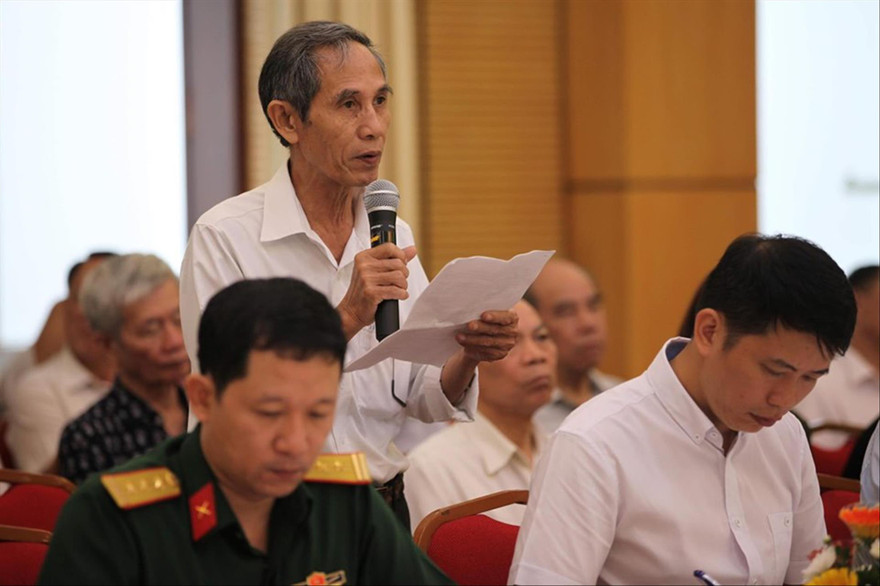 Cử tri quận Hoàn Kiếm nêu ý kiến tại buổi tiếp xúc cử tri ngày 19/6 Ảnh: Như Ý 