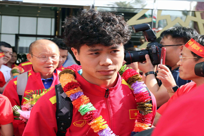 Thầy trò HLV Park Hang-seo được người Việt Nam ở UAE đón chào nhiệt tình ngay sau khi hạ cánh xuống sân bay ảnh: ĐOÀN NHẬT 