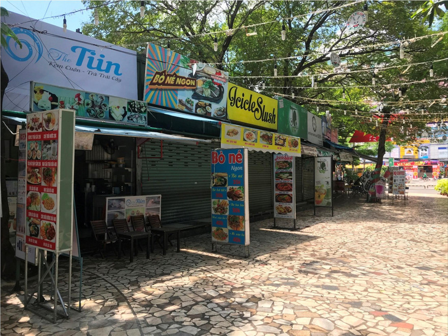 Quán cà phê, quán ăn mọc lên chi chít chiếm dụng công viên. Ảnh: Ngô Bình