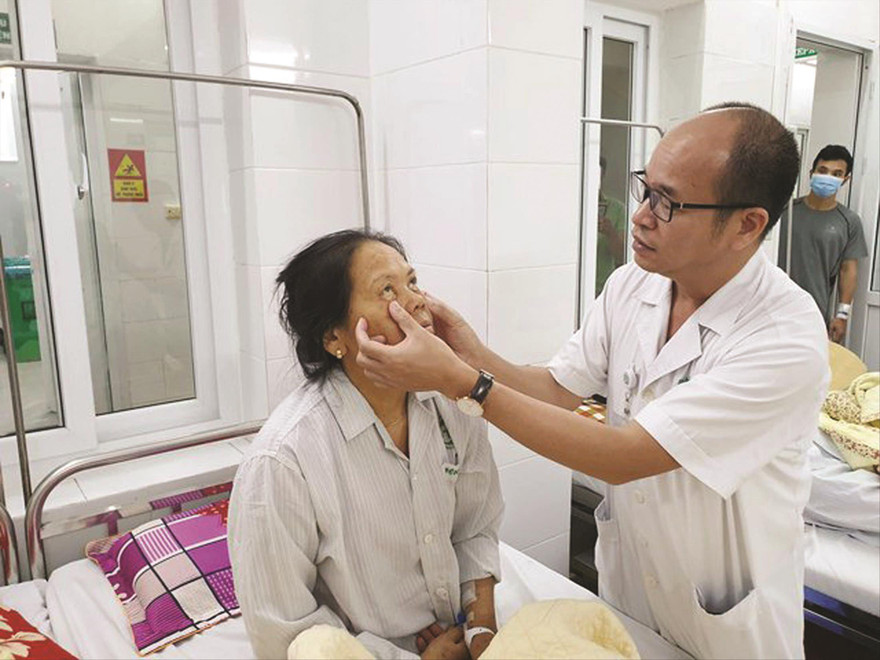 PGS.TS Đỗ Duy Cường khám cho bệnh nhân mắc viêm gan