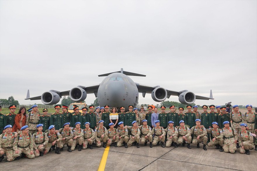 BVDC 2.2 và các đại biểu tham gia lễ tiễn trước giờ lên đường sang Nam Sudan ẢNH: NGUYỄN MINH 