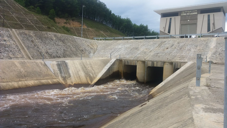 Nguồn nước đỏ nâu, bốc mùi hôi thối tại đập Dâng, Dự án thủy lợi Ngàn Trươi - Cẩm Trang