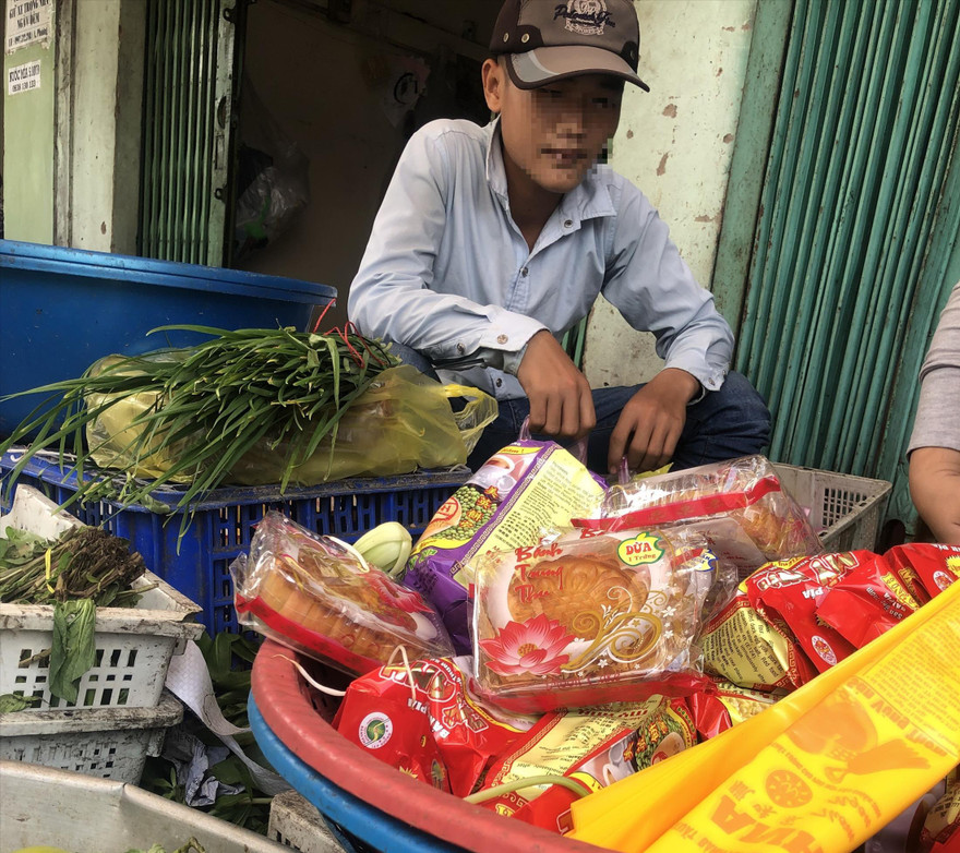Bánh trung thu trôi nổi bán đổ đống cùng với rau củ bên hông chợ Bình Tây (Q.6, TPHCM) (ảnh chụp trưa 8/9)
