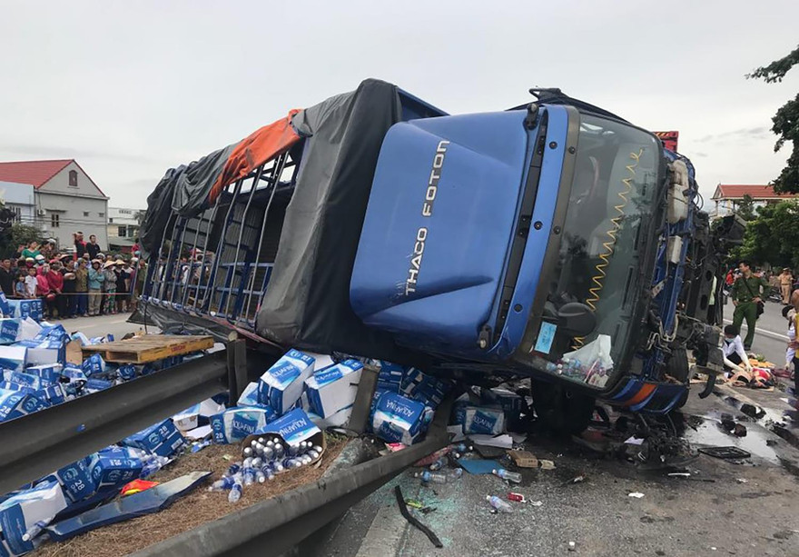 Hiện trường vụ xe tải lật nghiêng, đè chết 5 người ở QL 5 