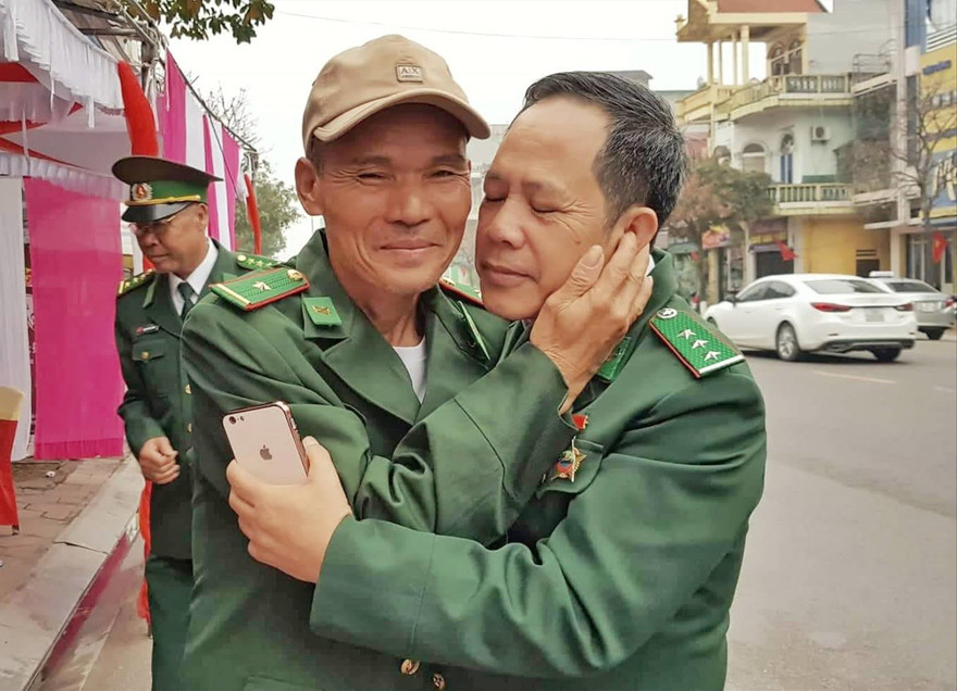 Ông Lý (bên phải) xúc động ôm đồng đội sau bao năm xa cách.