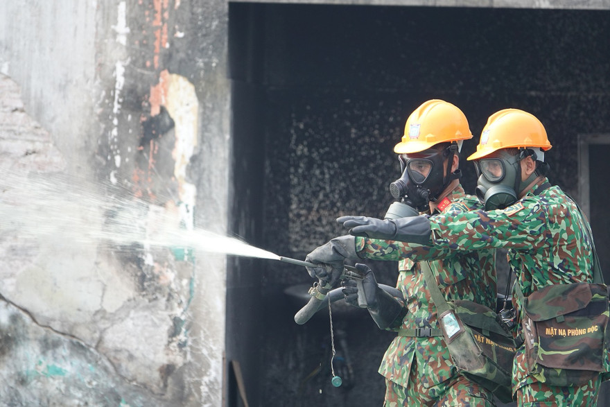 Cán bộ, chiến sỹ Binh chủng Hóa học tẩy độc sau vụ cháy tại Cty Rạng Đông Ảnh: Nguyễn Minh