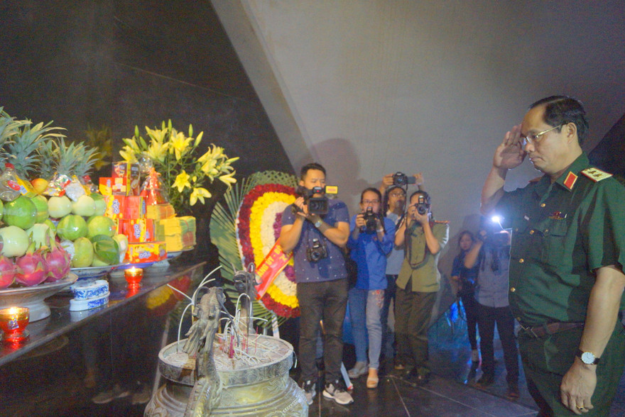 Phó Chủ nhiệm Tổng cục Chính trị QĐND Việt Nam Trần Quang Phương dâng hương tưởng nhớ các anh hùng liệt sĩ tại Nghĩa trang Liệt sỹ Quốc gia A1, tối 26/7 ẢNH: NGUYỄN MINH