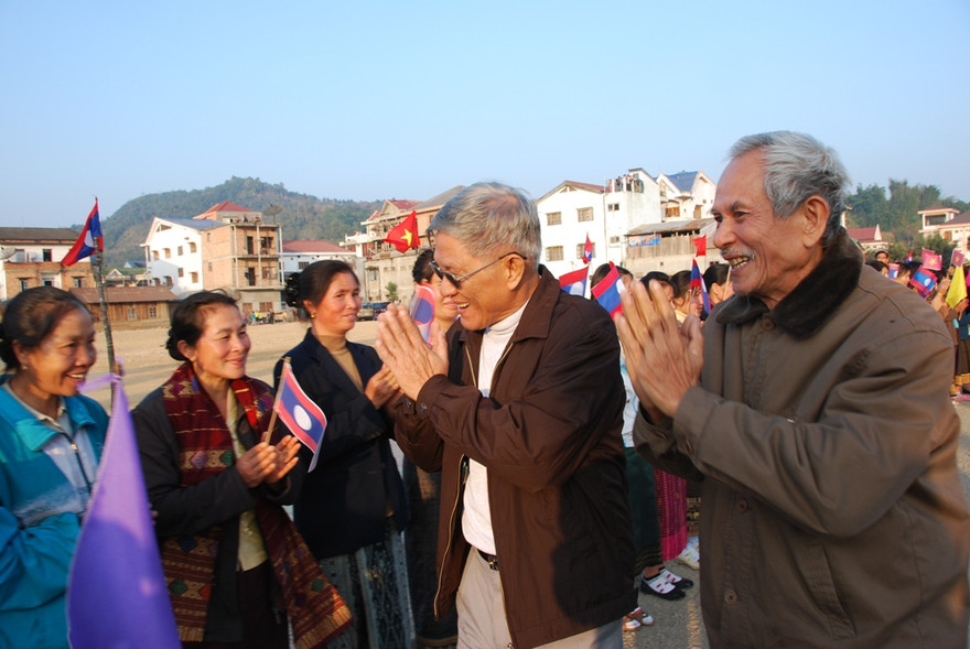 Ông Tăng Xuân Ngọc (thứ 2 phải sang) trở lại Sầm Nưa nhân kỷ niệm 60 năm quân tình nguyện Việt Nam tại Lào