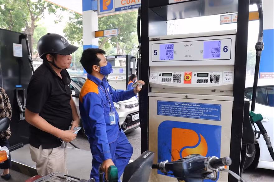 Giá xăng tăng liên tục ở mức cao, sẽ ảnh hưởng rất lớn đến sản xuất và chỉ số giá, sức chịu đựng của người tiêu dùng Ảnh: Như Ý