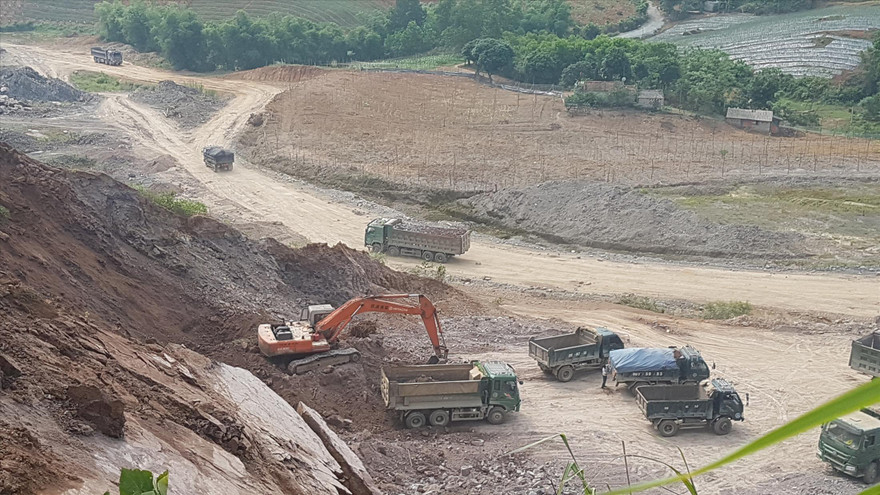 Công trường khai thác “lậu” khoáng sản ở Quang Sơn