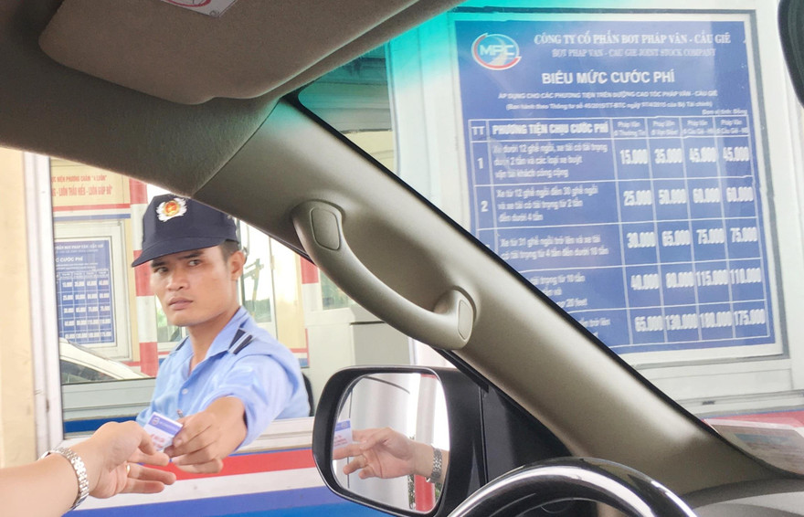 Còn vi phạm trong sao lưu, trích xuất dữ liệu nhưng ngày 10/6 trạm BOT Pháp Vân vẫn hoạt động và thu phí tất cả phương tiện qua lại Ảnh: A.Trọng