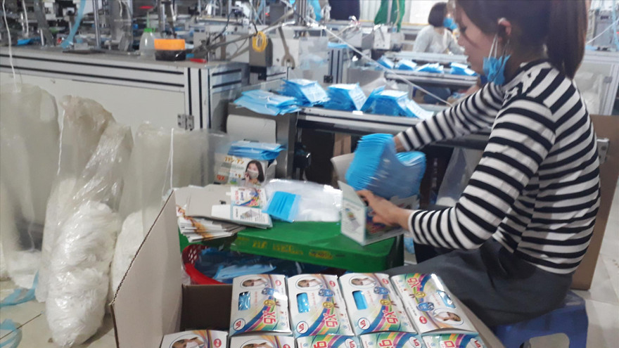 Dù hoạt động hết công suất nhưng các xưởng sản xuất khẩu trang ở xã Xuân Lai luôn trong tình trạng cháy hàng. Ảnh: Nguyễn Thắng 