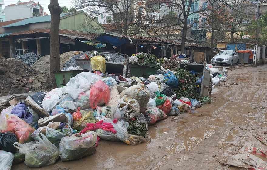 Rác chất đống, hôi hám tại chợ Vân Canh. Ảnh: Võ Hóa 