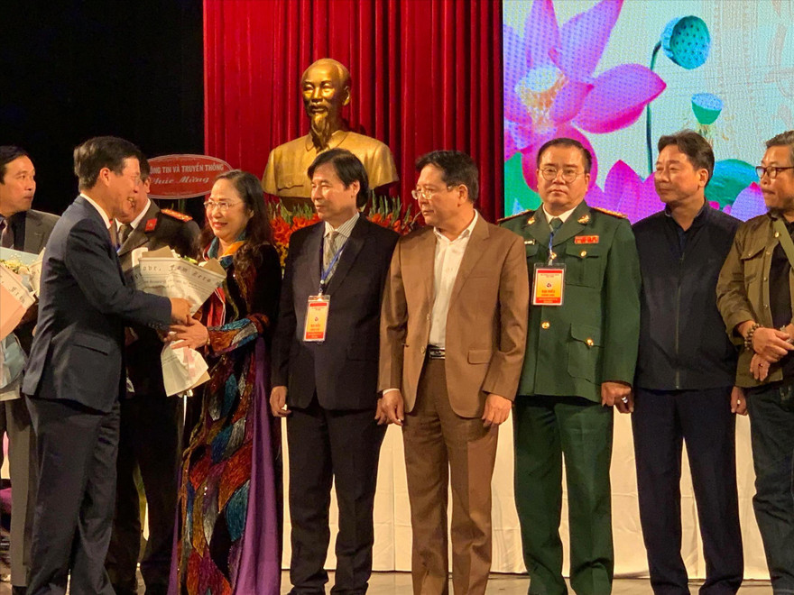 Trưởng Ban Tuyên giáo Trung ương Võ Văn Thưởng tặng hoa tân Chủ tịch Hội, NSND Trịnh Thúy Mùi Ảnh: KỲ SƠN 