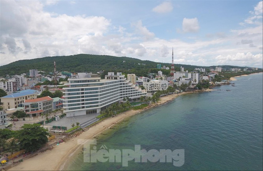 Khách sạn Seashell 5 sao nằm tại vị trí đẹp nhất thị trấn Dương Đông. Ảnh: Nhật Huy