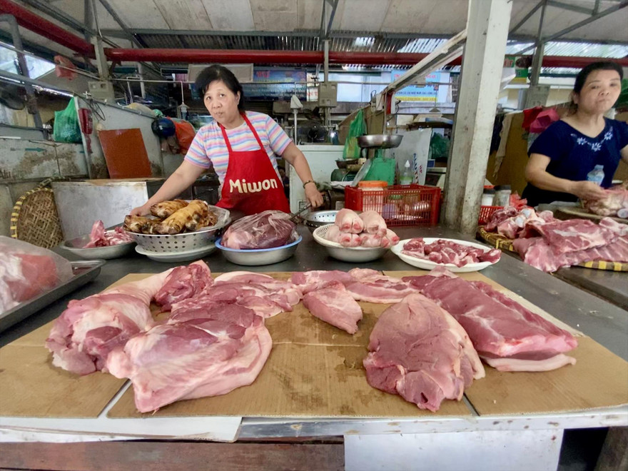 Giá thịt lợn đến tay người tiêu dùng vẫn ở mức cao ngất ngưởng. Ảnh: Việt Linh
