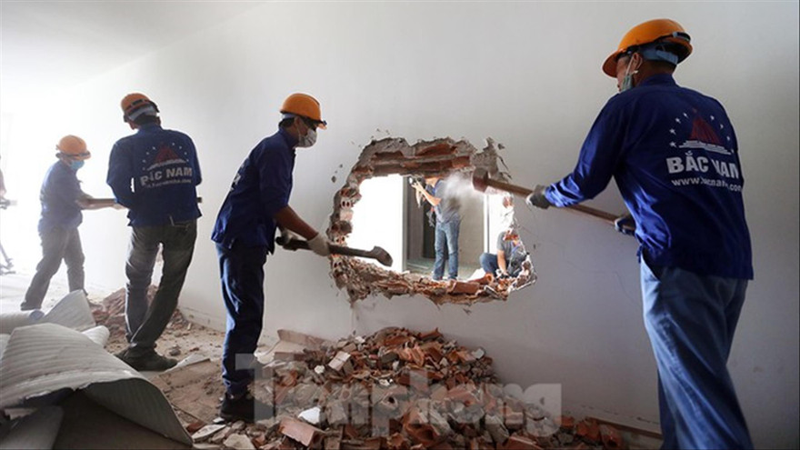 Xử lý công trình 8B Lê Trực. Ảnh: Hoàng Mạnh Thắng