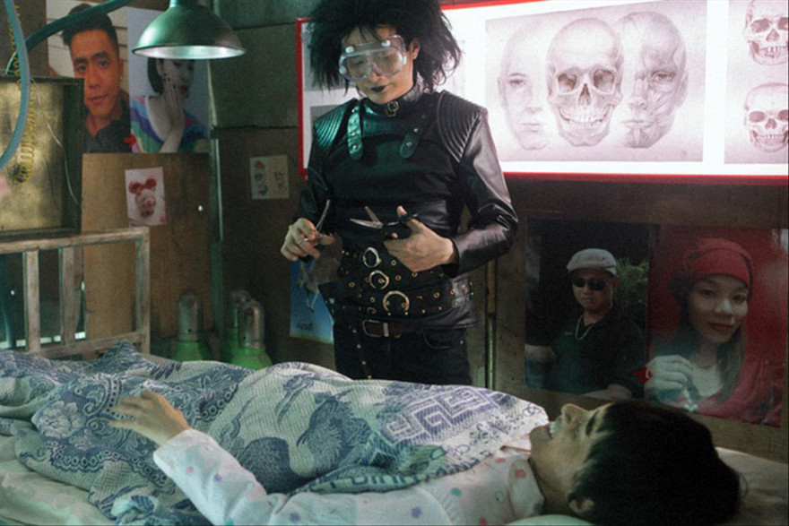 Phẫu thuật giới tính như trò đùa trong Sắc đẹp dối trá 