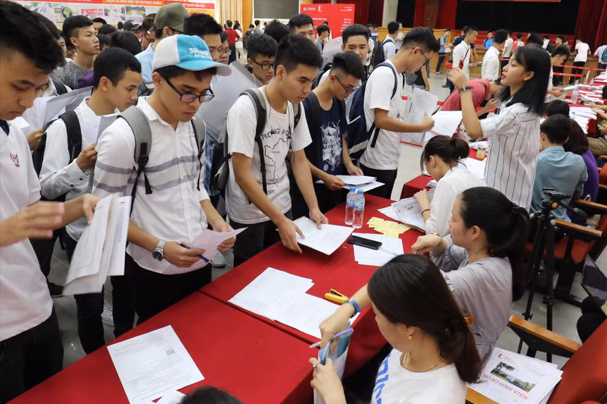 Thí sinh trúng tuyển ĐH năm 2019 nhập học. Ảnh: Như Ý 