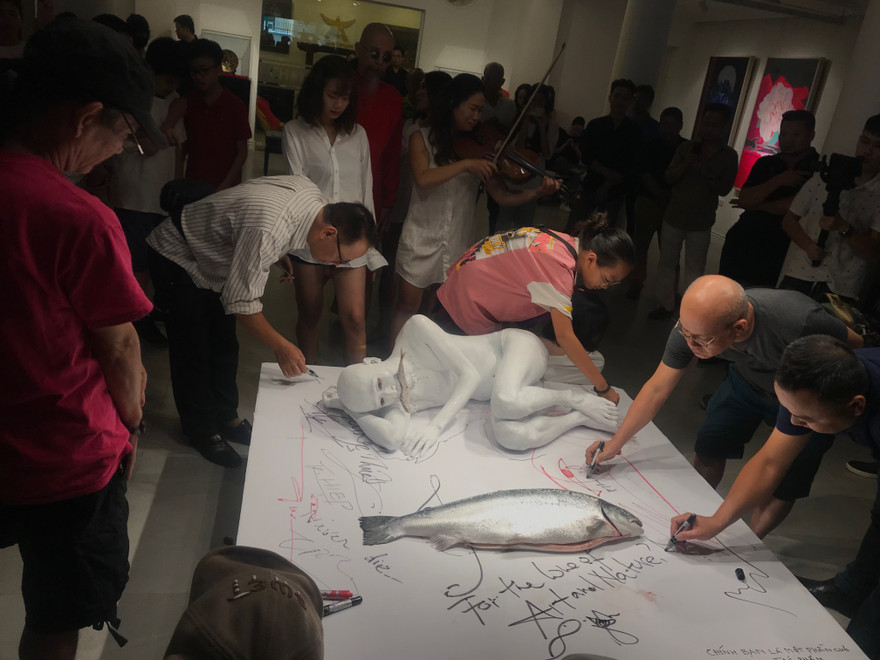 Khán giả tương tác với nghệ sĩ trong màn trình diễn 