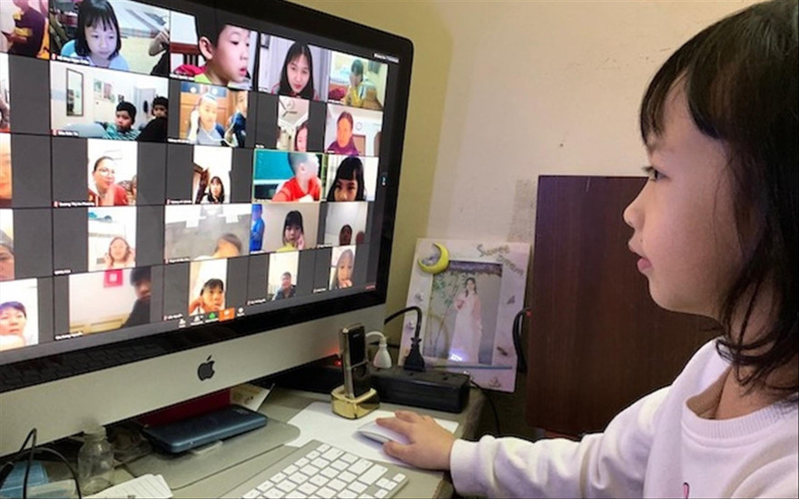 Học sinh nhỏ tuổi học trực tuyến rất khó khăn. Ảnh: Như Ý 
