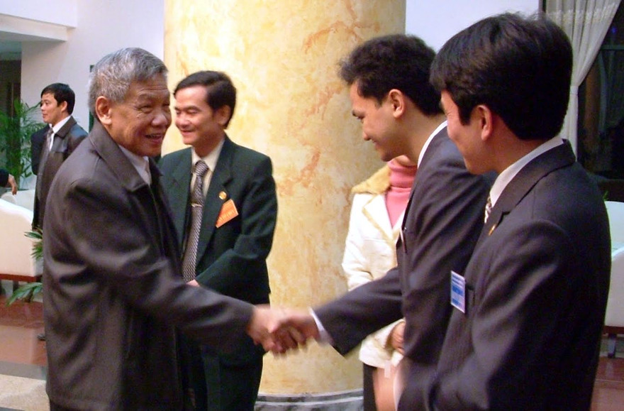 Nguyên TBT Lê Khả Phiêu về thăm Thanh Hoá , Ảnh chụp ngày 28/11/2004 