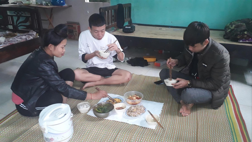 Quàng Thị Lan và người thân trong bản bên bữa cơm trong phòng trọ gần KCN Đình Trám