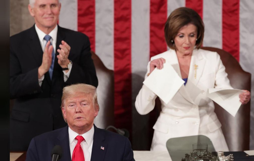 Bà Pelosi xé bản thông điệp khi ông Trump vừa đọc xong. Ảnh: Reuters