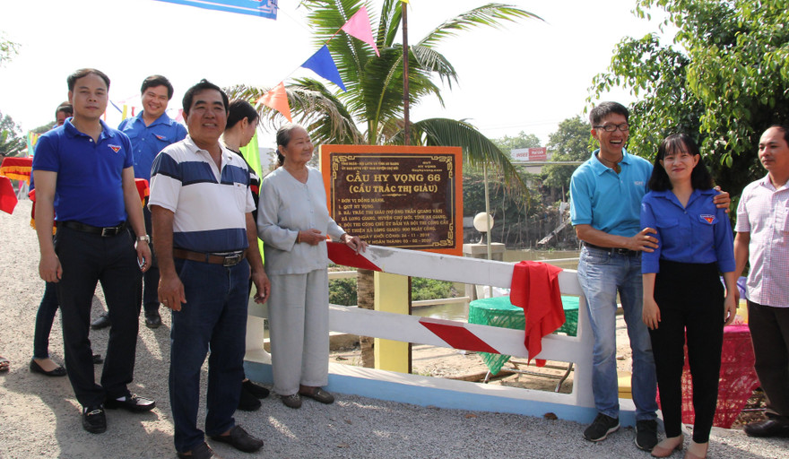 Khánh thành cầu Hy vọng tại xã Long Giang (Chợ Mới, An Giang) Ảnh: H.H 