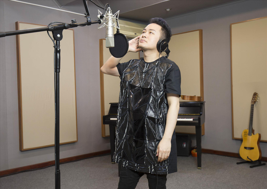 Tùng Dương cùng các đồng nghiệp từng quyên góp 2 tỷ đồng mua trang thiết bị bảo hộ cho bệnh viện và các đồn Biên phòng