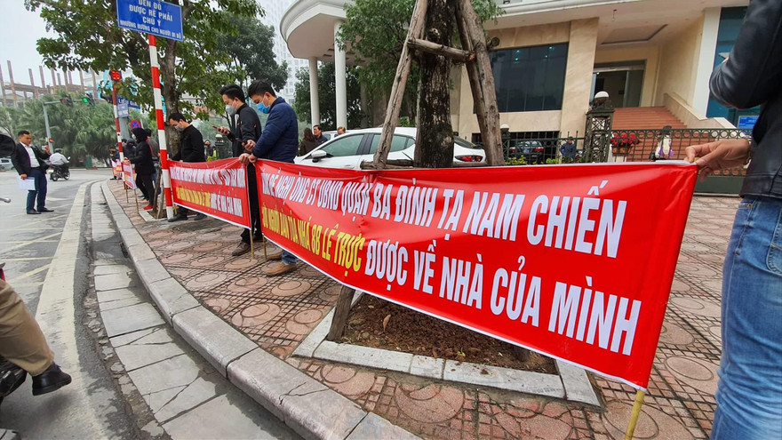 Người dân kéo đến căng băng rôn đòi nhận nhà tại trụ sở UBND quận Ba Đình