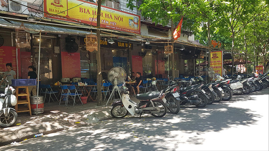 Cảnh nhếch nhác kinh doanh dưới chân các chung cư tái định cư ở Trung Hòa – Nhân Chính