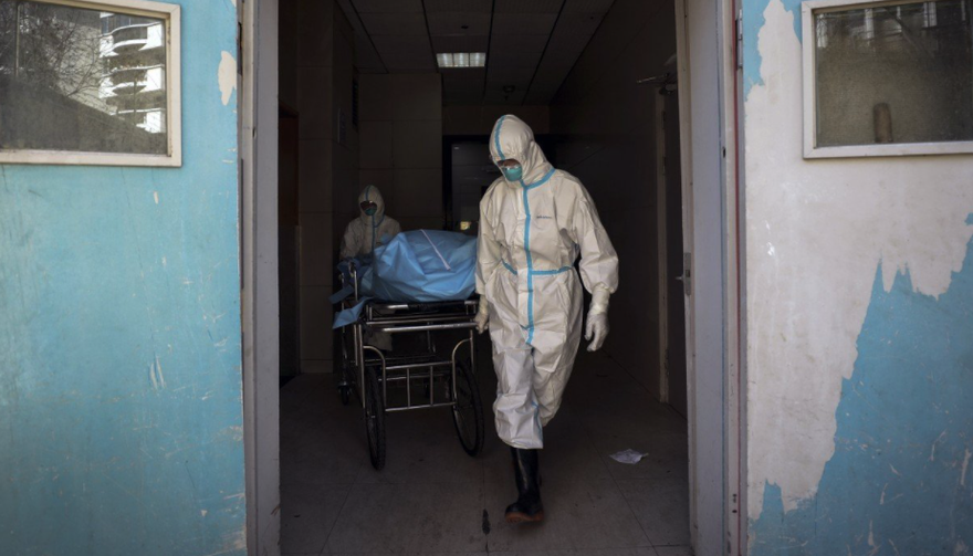 Nhân viên y tế chuyển bệnh nhân tại một bệnh viện ở Vũ HánẢnh: AP