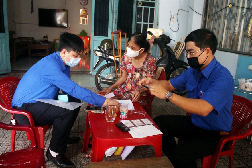 ĐVTN phường Thọ Quang (quận Sơn Trà, Đà Nẵng) đến tận nhà dân hỗ trợ làm thủ tục hành chính Ảnh: Giang Thanh