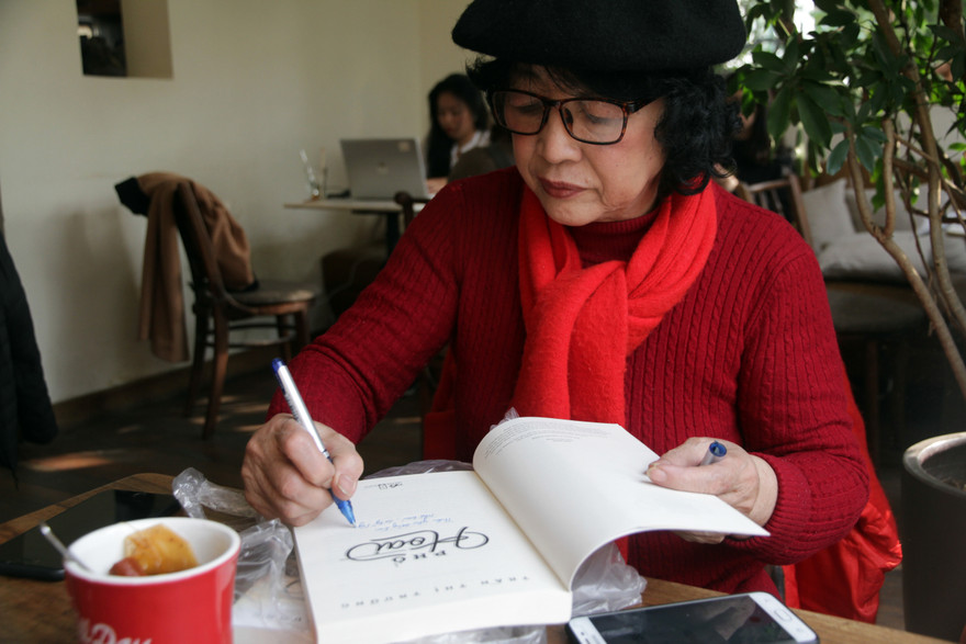 Ngoài viết văn, Trần Thị Trường còn là một họa sĩ vừa có triển lãm đầu tay. Ảnh: N.M. Hà