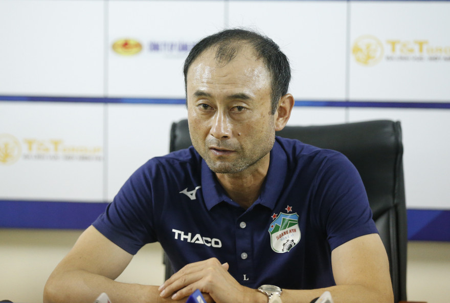 HLV Lee Tae-hoon có thể sớm chia tay HAGL nếu không cải thiện được thành tích thi đấu của đội bóng phố Núi. Ảnh: THẮNG QUYẾT 