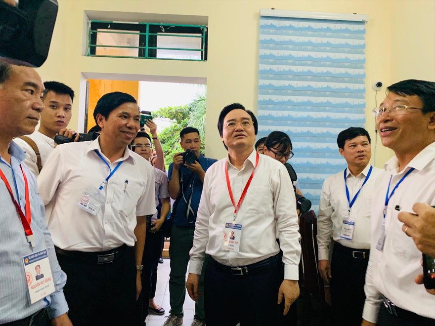Bộ trưởng Phùng Xuân Nhạ kiểm tra công tác chuẩn bị thi tại 1 điểm thi ở Hà Nội
