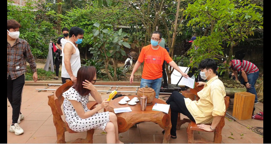 Giữa mùa dịch, có những trường quay vẫn sáng đèn để phục vụ khán giả 