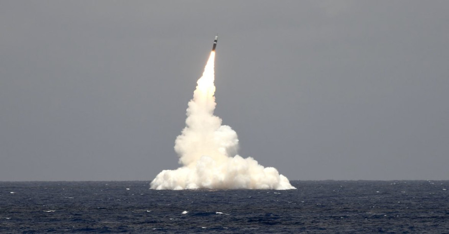 Tàu ngầm USS Rhode Island phóng tên lửa Trident II (không mang đầu đạn hạt nhân) từ ngoài khơi bang Florida ngày 9/5/2019. Ảnh: US Navy