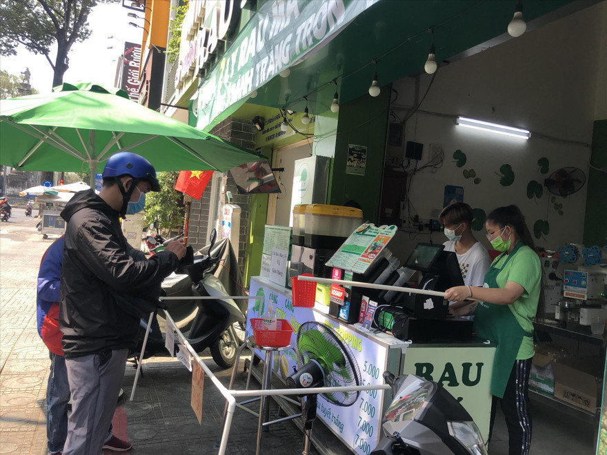Mở cửa kinh doanh sau thời gian cách ly, hàng quán vẫn đảm bảo giữ khoảng cách an toàn. Ảnh: U.P
