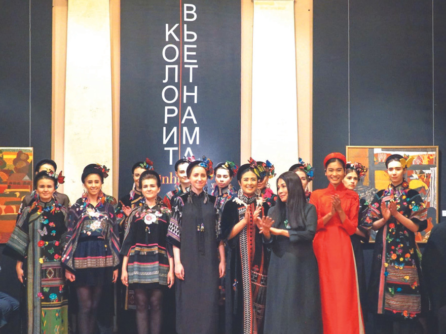 Minh Hạnh cùng các người mẫu Việt và Nga trong trong sô diễn tại Bảo tàng Phương Đông, Mátxcơva, nước Nga 6/2019