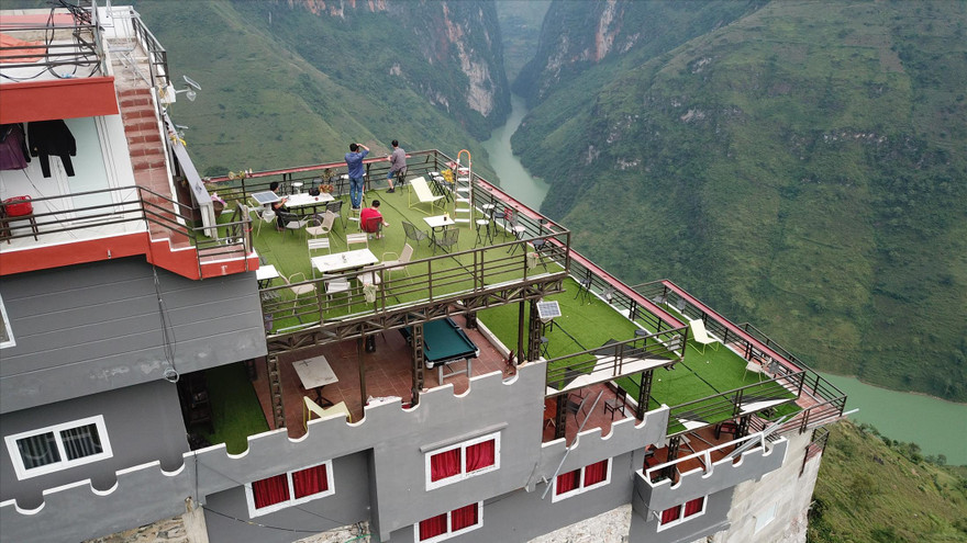 Công trình Panorama Mã Pì Lèng được cải tạo thành điểm dừng chân ngắm cảnh. Ảnh: HOÀNG DƯƠNG